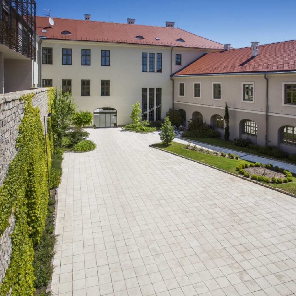 Leier Regnum Naturo lap | Mészkőfehér