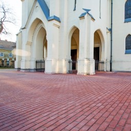 Piros Leier Piazza Térkő